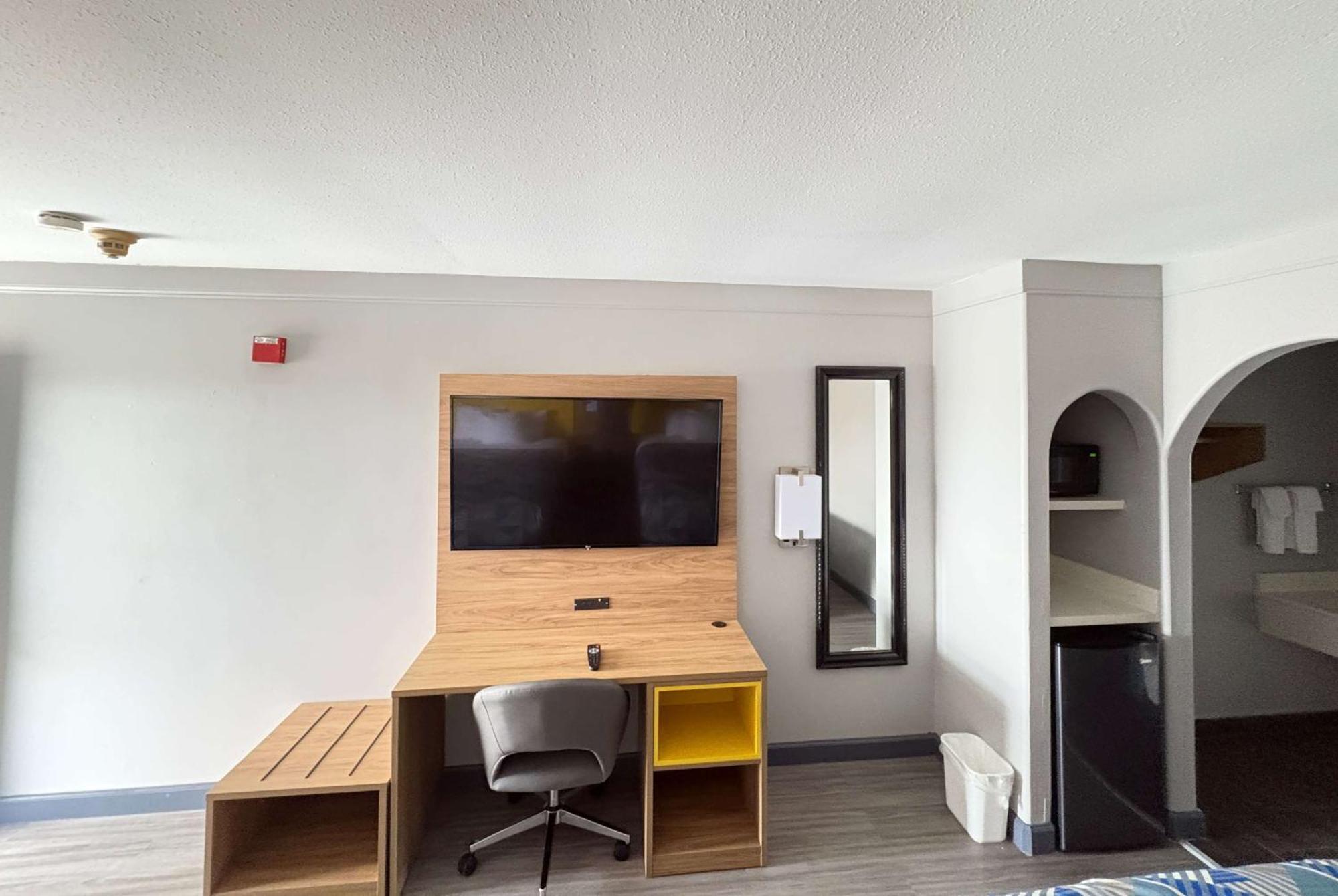 Days Inn By Wyndham Gonzales Dış mekan fotoğraf