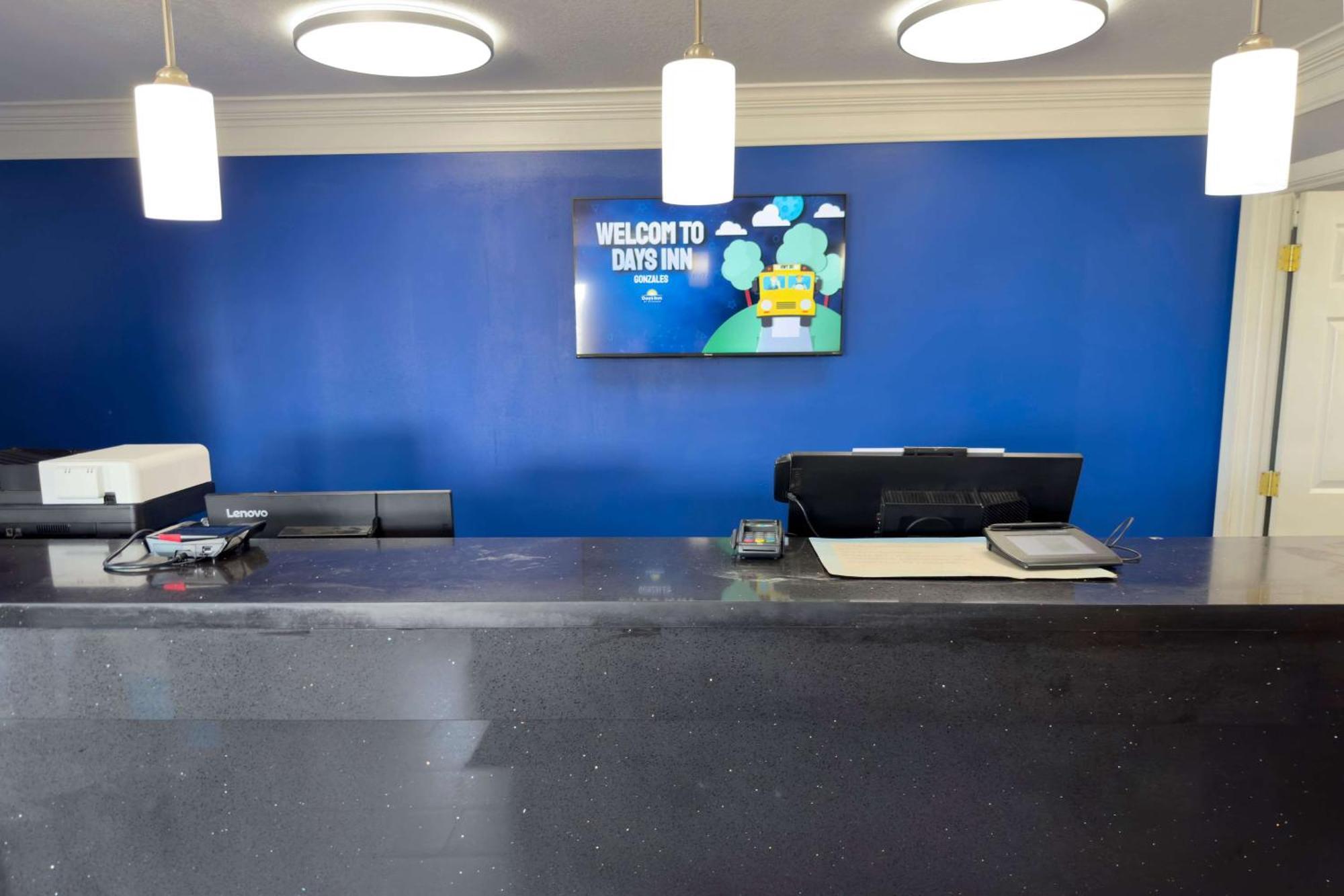 Days Inn By Wyndham Gonzales Dış mekan fotoğraf