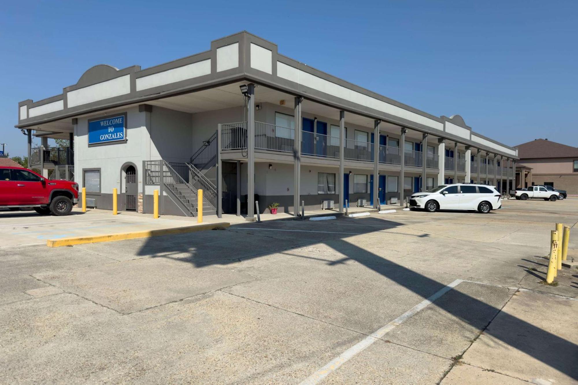 Days Inn By Wyndham Gonzales Dış mekan fotoğraf