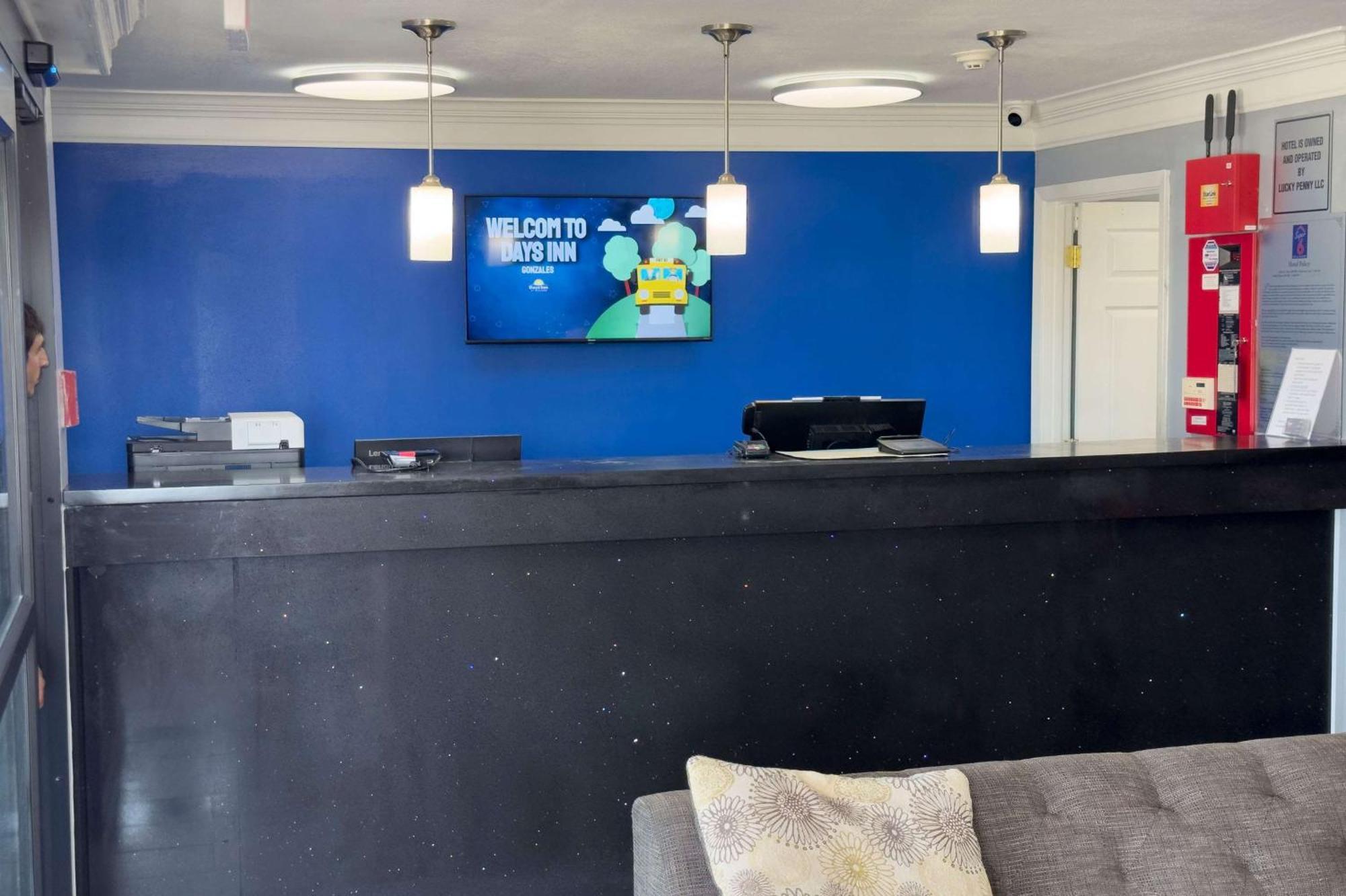 Days Inn By Wyndham Gonzales Dış mekan fotoğraf